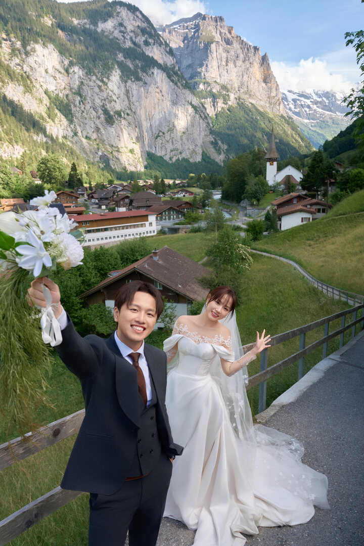 Raising the bouquet together below the Lauterbrunnen cliffs