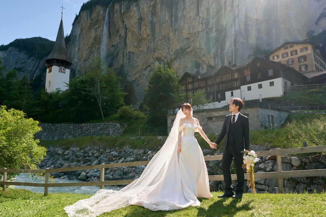 Walking hand in hand through the Lauterbrunnen valley